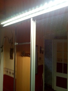 Подсветка шкафа-купе светильником с плоским  корпусом с окошечками-иллюминаторами