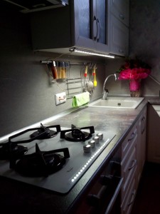 Кухня  с включенным светильником